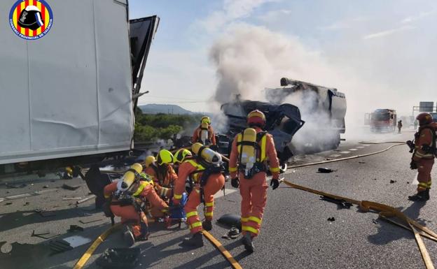 Accidentes de tráfico en Valencia | Arde un camión tras estrellarse con otro en Loriguilla