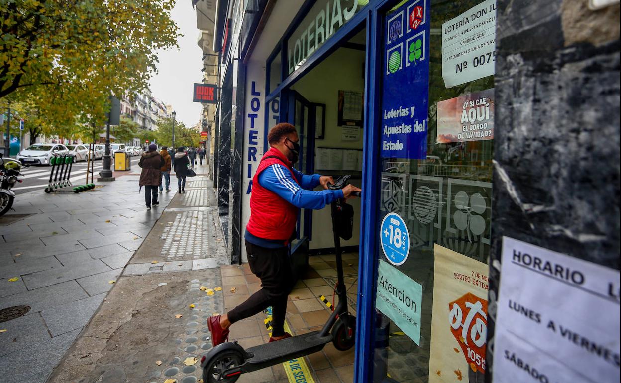 Un cliente entra a una administración de loterías.