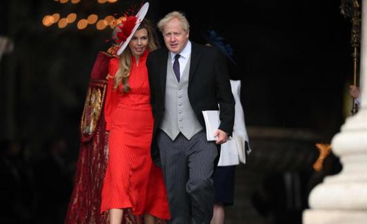 Boris Johnson y su mujer, Carrie, son abucheados por parte de los asistentes.