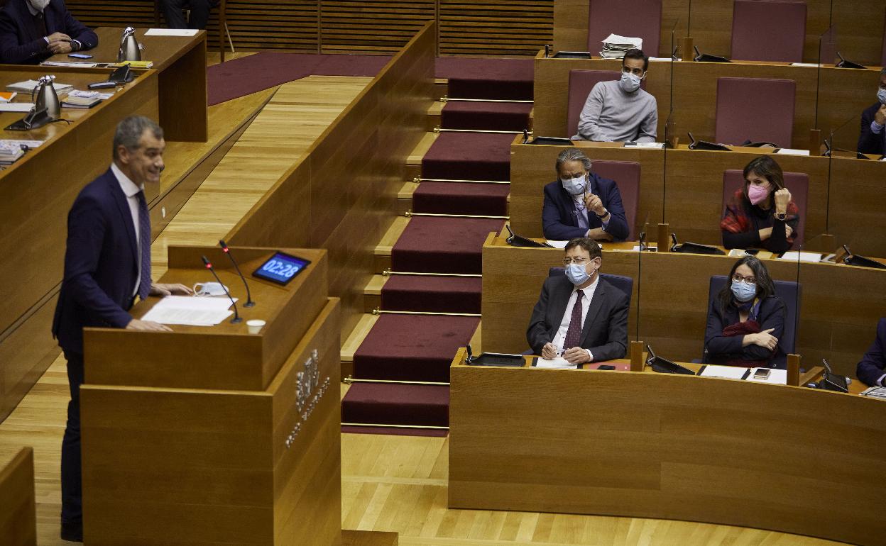 Oltra y el resto del tripartito en Les Corts escuchan a Cantó intervenir en el parlamento valenciano. 