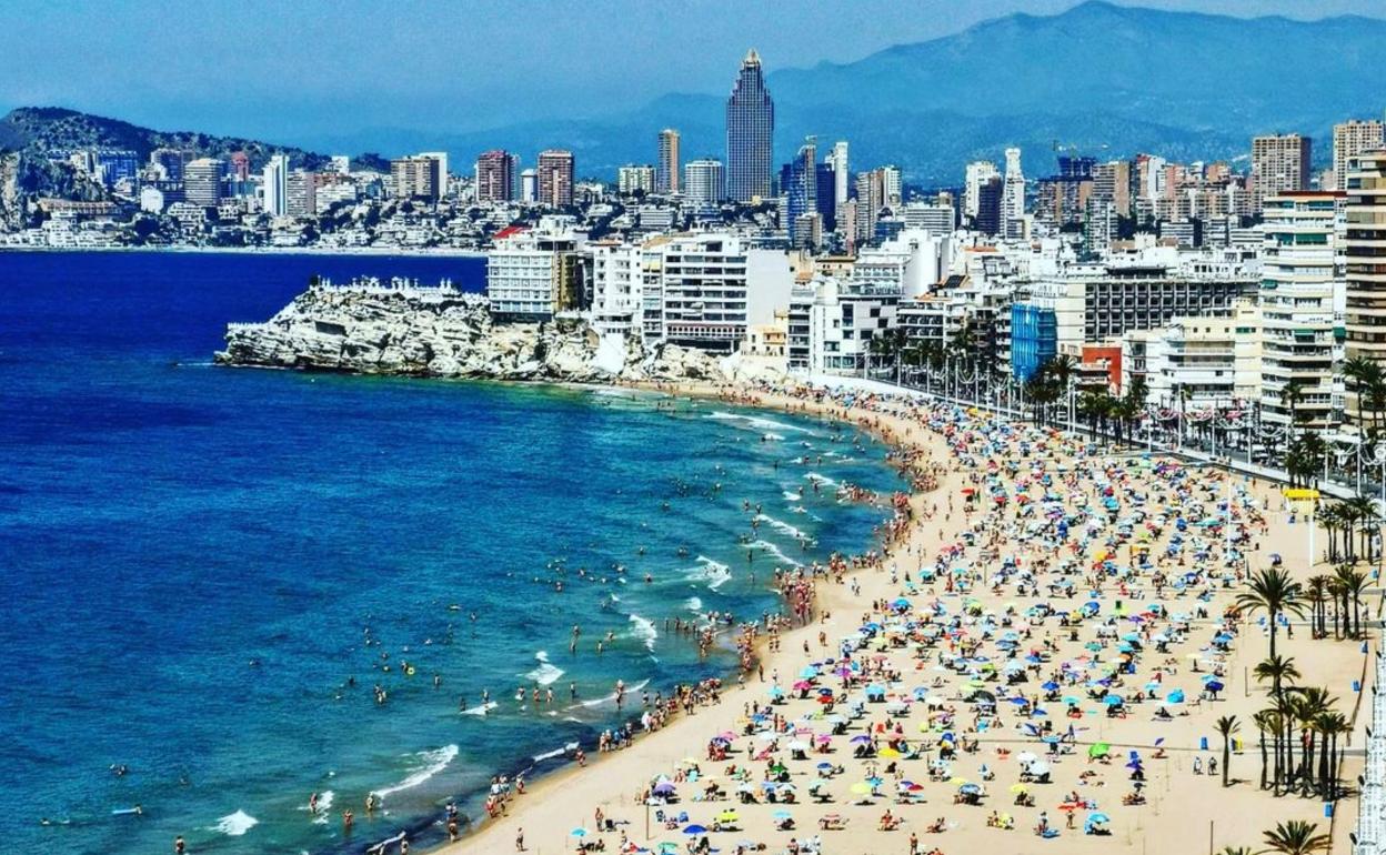 Los turistas están volviendo en masa a la costa valenciana