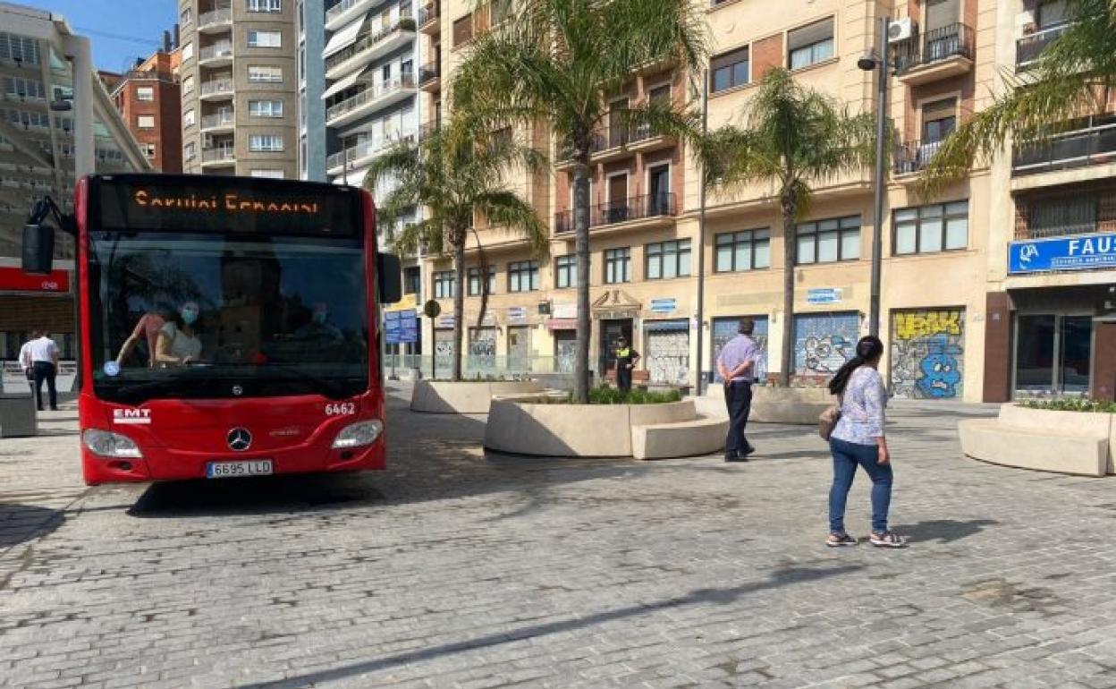 Un autobús de la EMT en el Mercado Central.