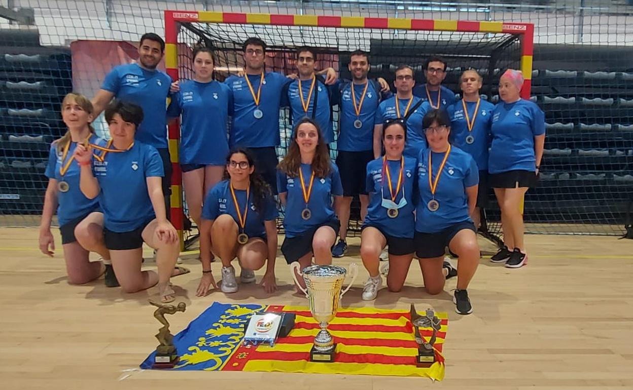 La Selección Valenciana de Natación adaptada, posando con el título de campeón nacional. 