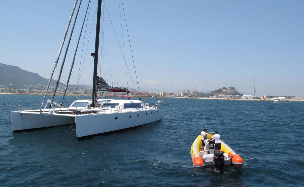 Una de las zódiacs que vigilan el litoral para proteger la posidonia, en aguas de Dénia. 