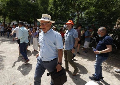 Imagen secundaria 1 - Público asistente al acto en la plaza Músico Espí. 