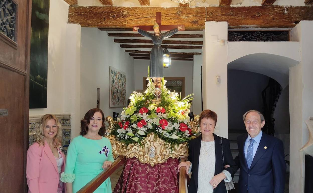 La rectora de la UV, Mavi Mestre, junto a la clavariesa mayor, Alicia Castillo, y el presidente de Sant Bult, Antonio Bellido. 