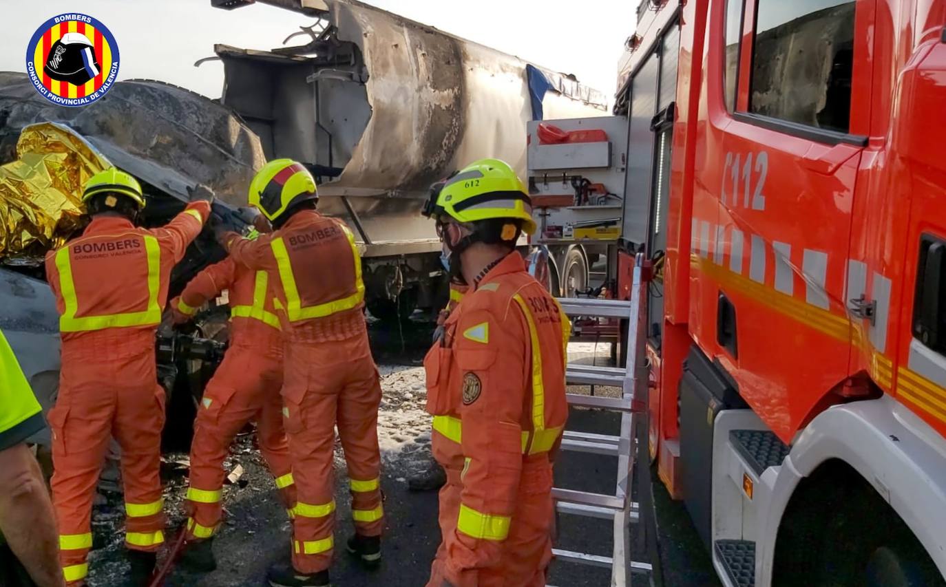 Fotos: Incendio de un camión en Loriguilla