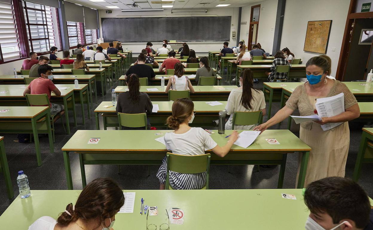 Alumnos durante uno de los exámenes de la selectividad de hace un año, en la UPV. 