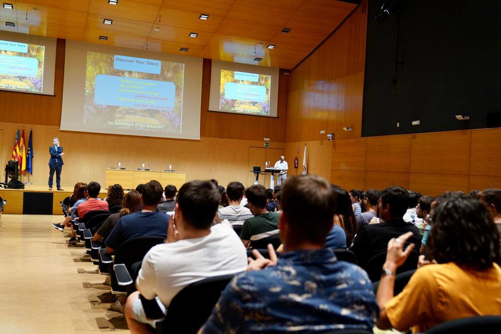 Fotos: Premios Nobel visitan a científicos y estudiantes en Valencia