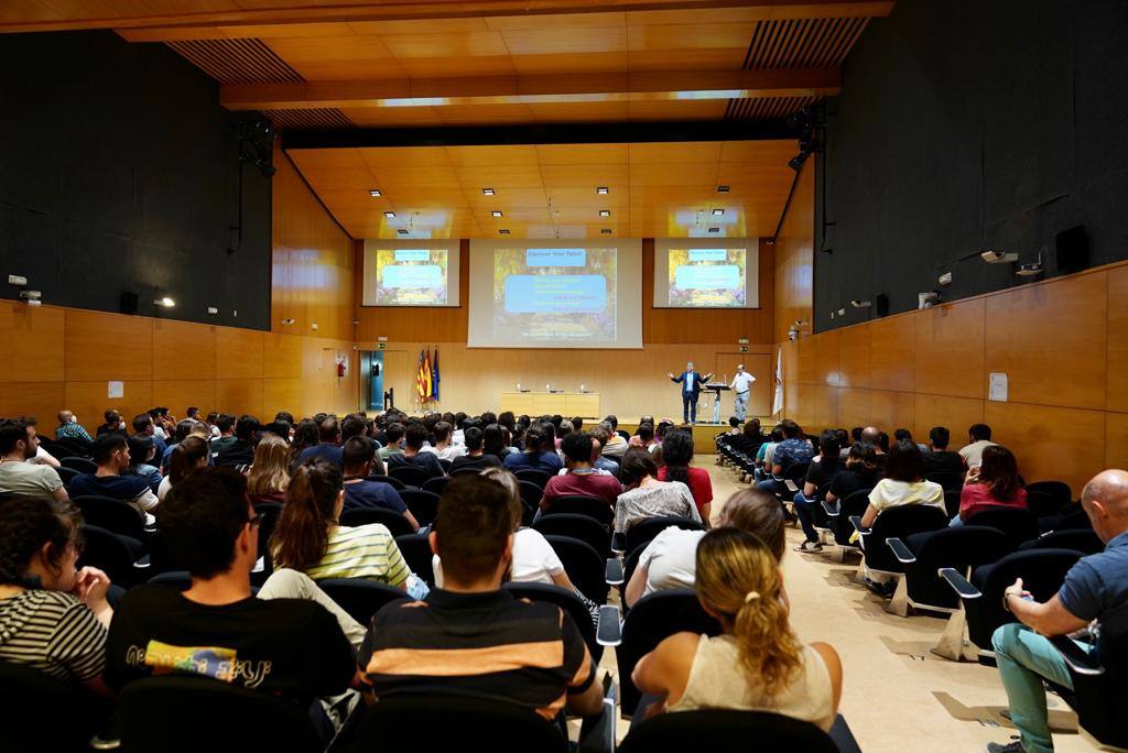 Fotos: Premios Nobel visitan a científicos y estudiantes en Valencia