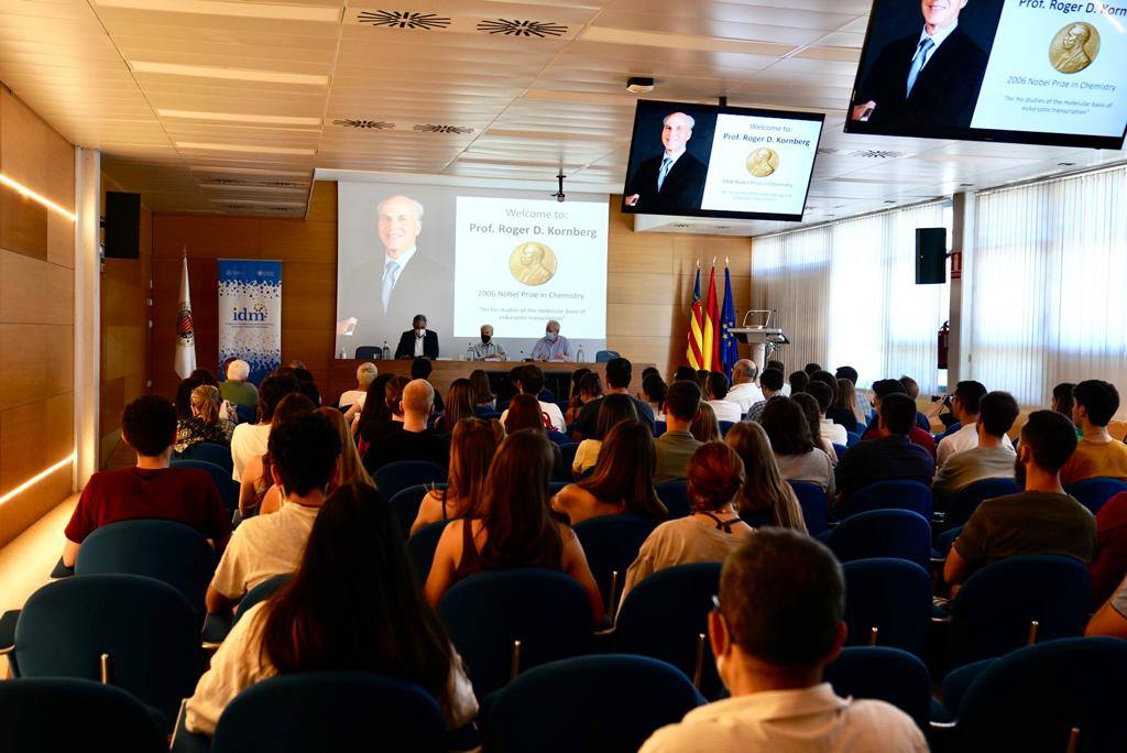 Fotos: Premios Nobel visitan a científicos y estudiantes en Valencia