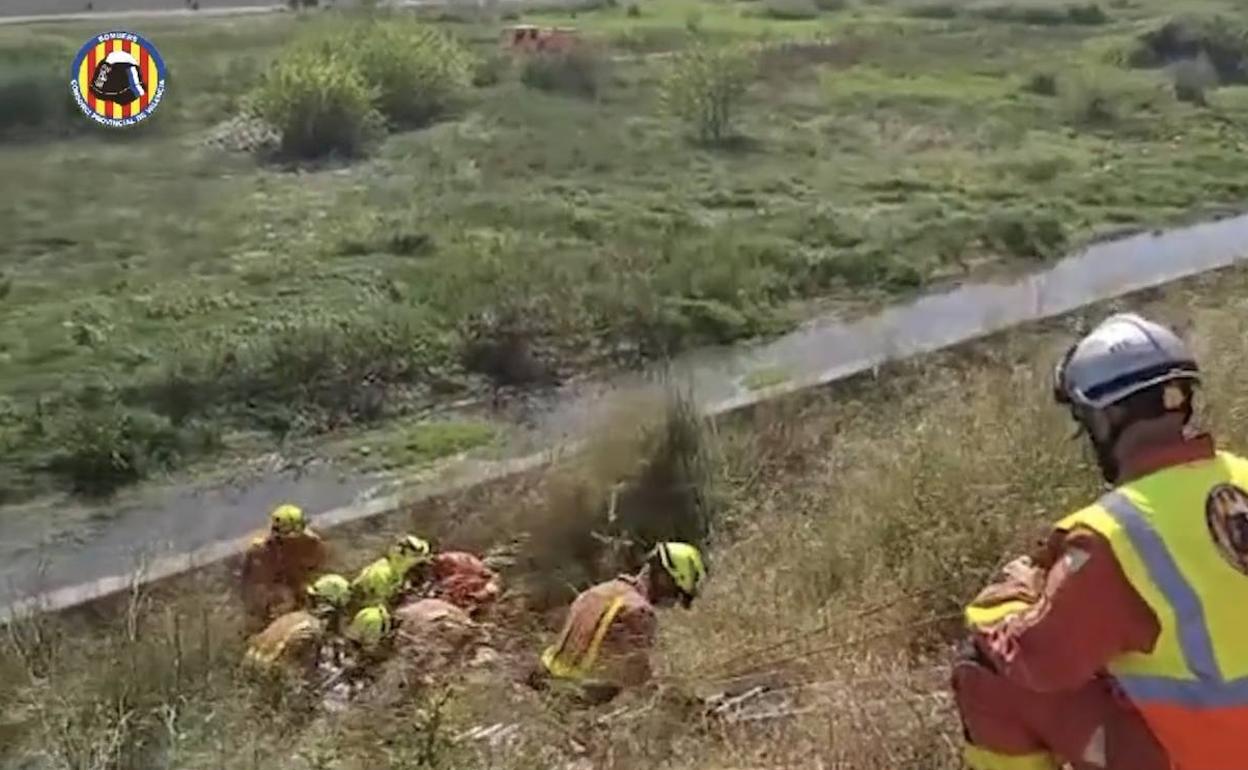 Los bomberos en el rescate. 