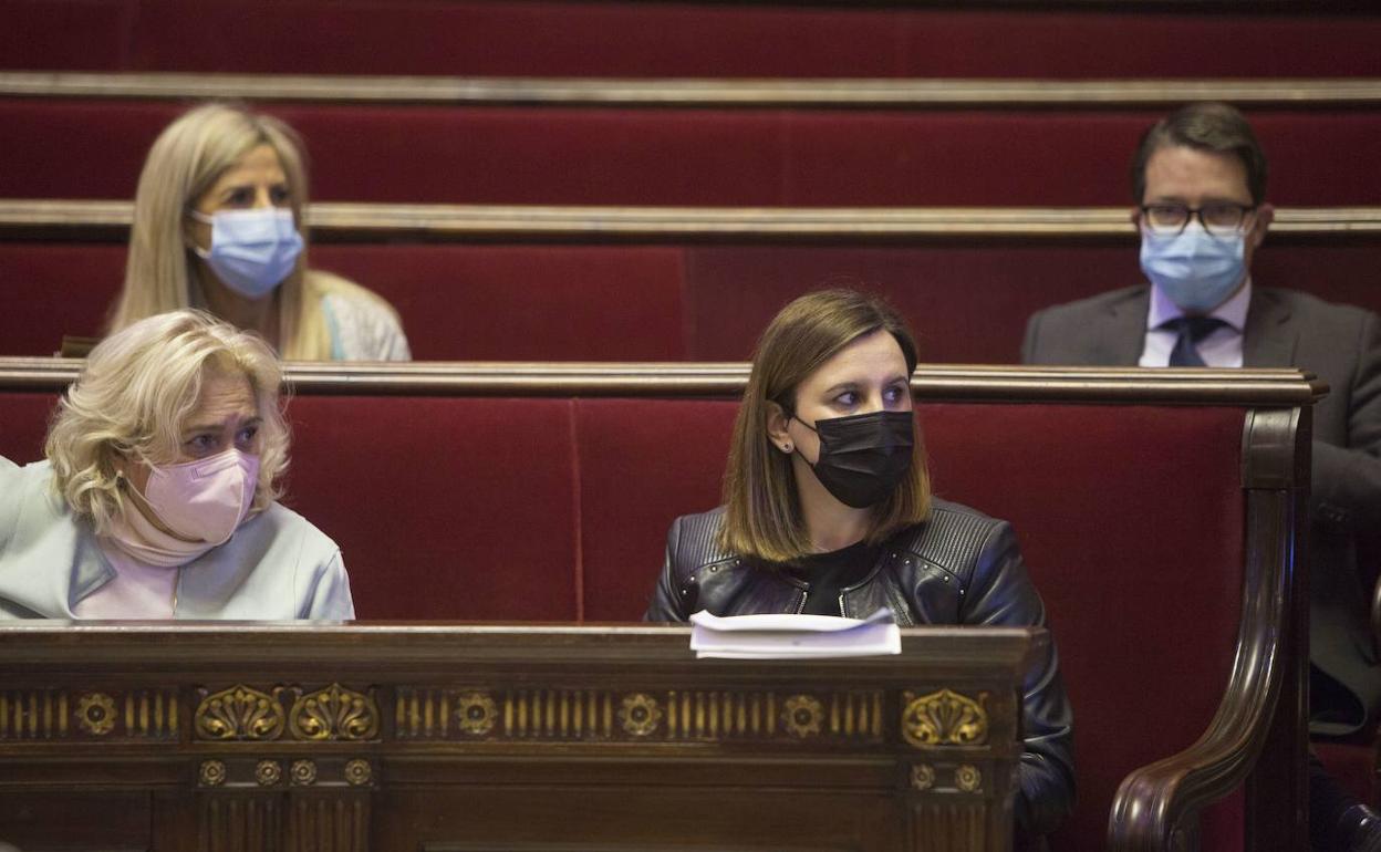 La portavoz del PP, María José Catalá (d), en un pleno del Ayuntamiento. 