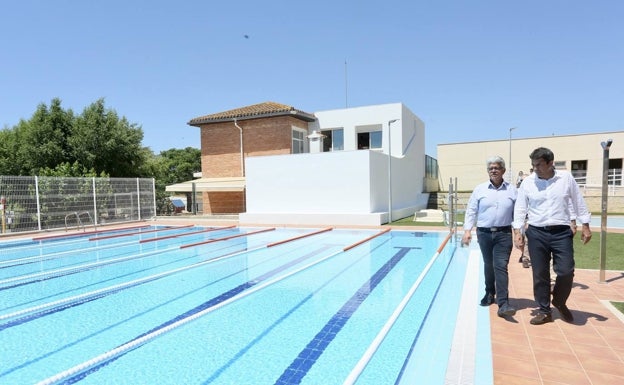 Mazón y José Juan Reus pasean junto a la nueva piscina municipal de Llíber. 