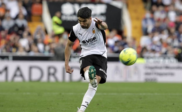 Carlos Soler se aleja del Valencia