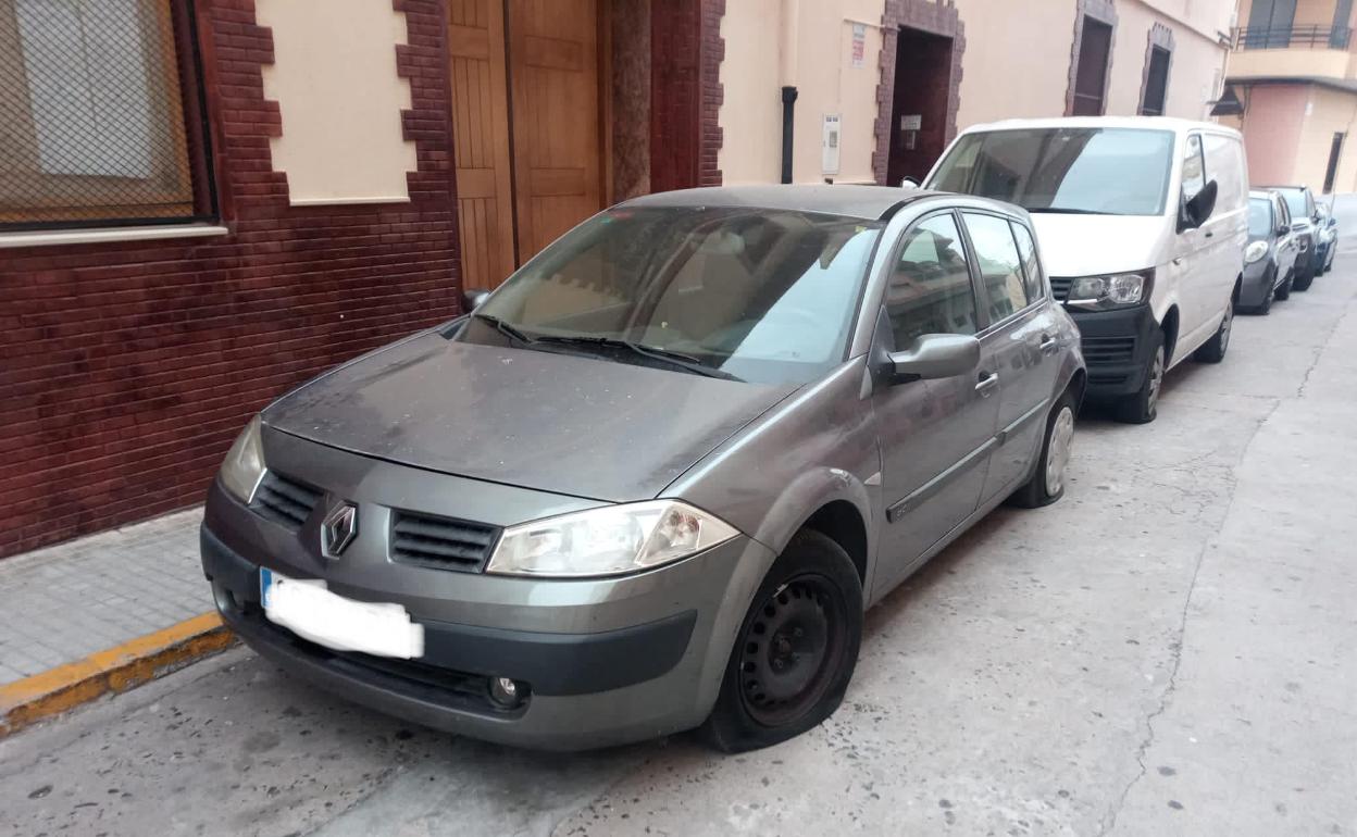 Vehículos con las ruedas pinchadas en una calle de Alberic. 