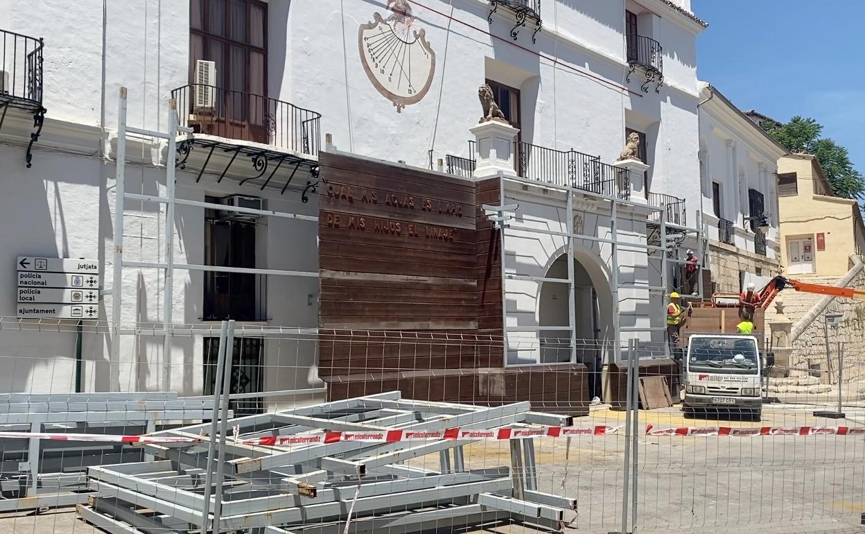 Ya se han iniciado los trabajos para la instalación del Castillo de las Fiestas de Moros y Cristianos de Ontinyent. 