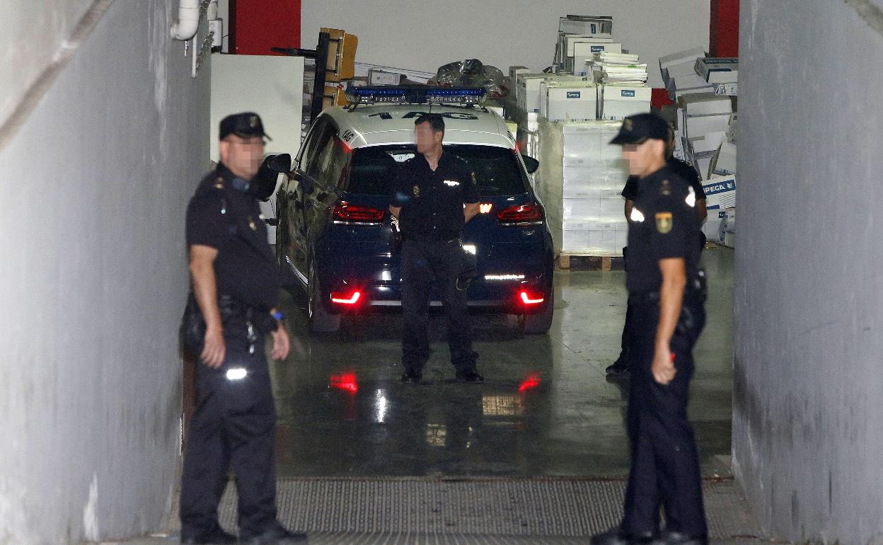 Imagen de archivo de tres policías en Orihuela. 