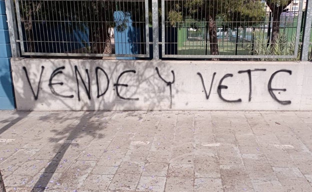 Otra de las pintadas que han aparecido esta mañana en las proximidades del Rico Pérez. 