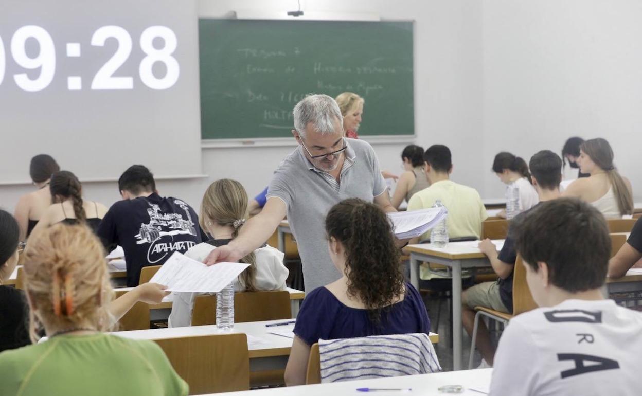 Miles de alumnos valencianos se enfrentan a las pruebas de Selectividad en la Comunitat Valenciana. 