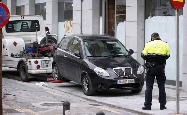 Qué pasa si aparcas el coche en una zona antes de que coloquen una placa de prohibido estacionar