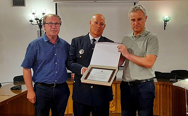 Rafael Espinosa abandona su cargo. 