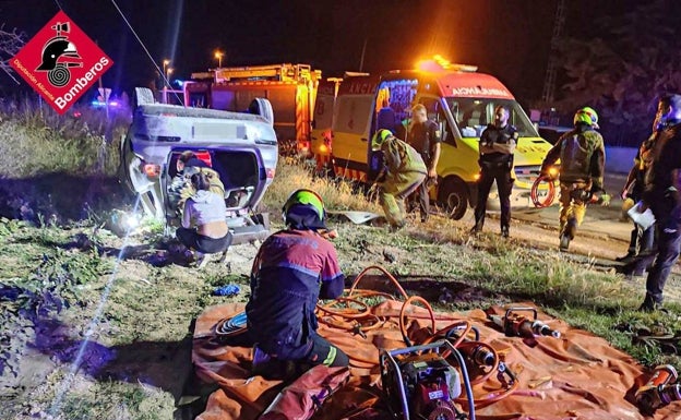 En la imagen se observa el vehículo volcado después del accidente. 