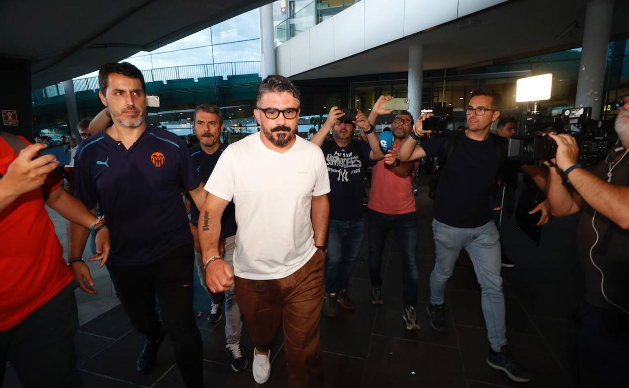 Gattuso, a su llegada al aeropuerto de Valencia. 