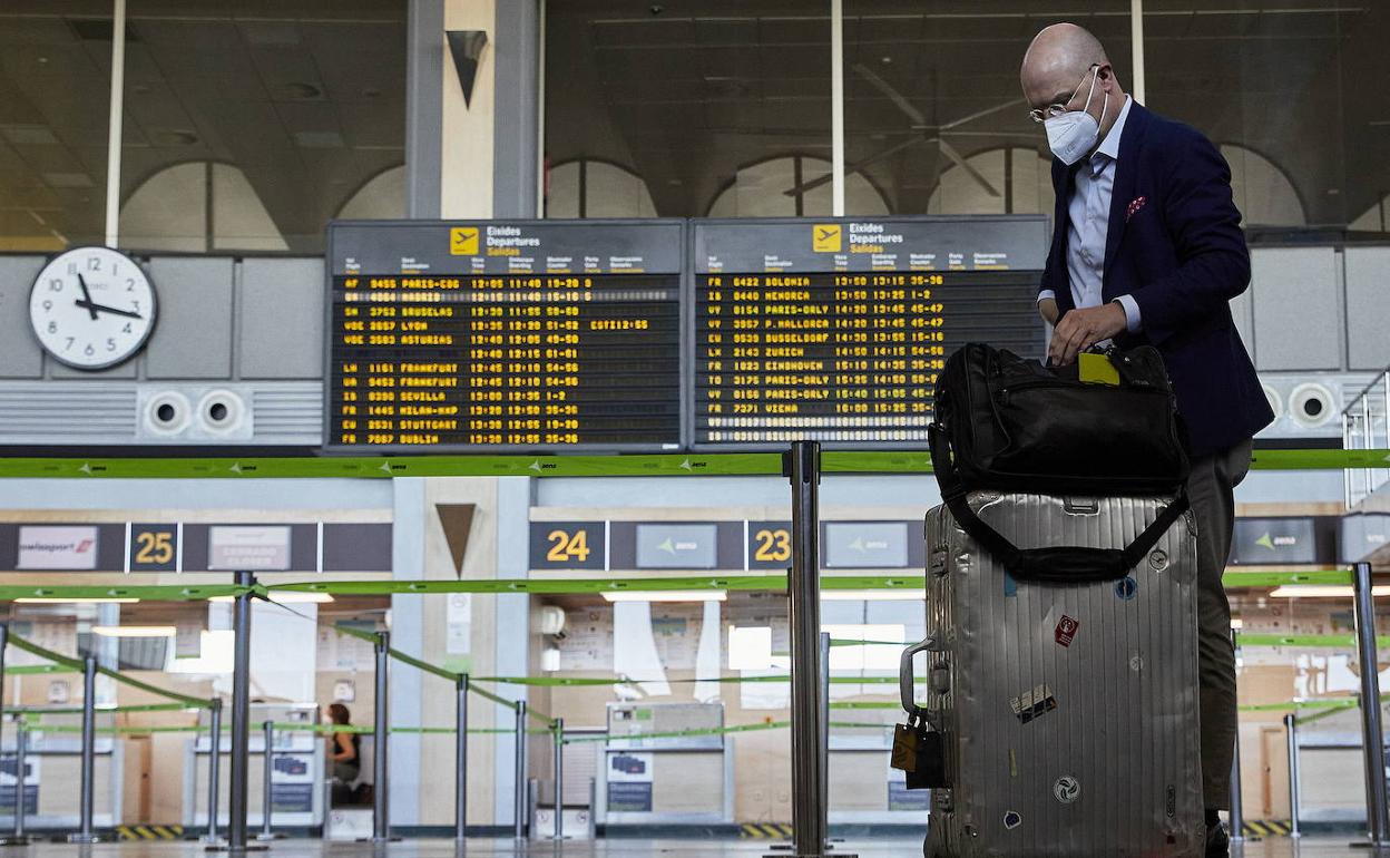 Pasajeros en el aeropuerto de Valencia. 