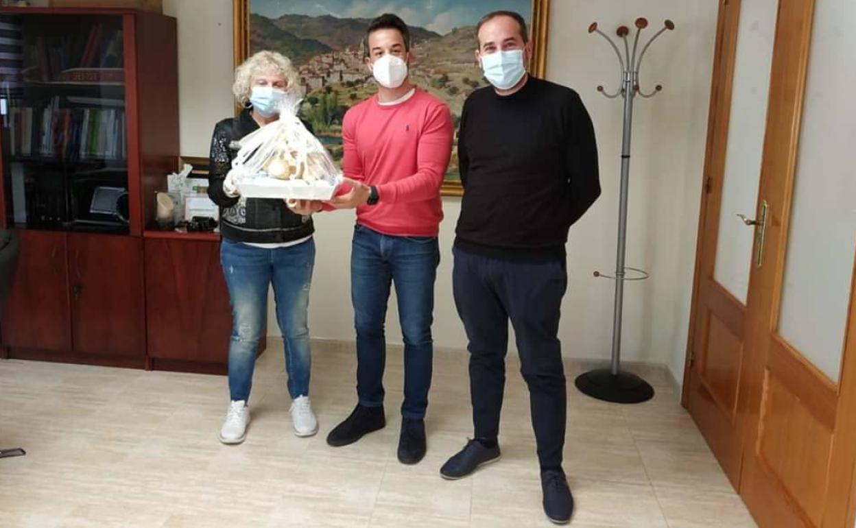 El alcalde y el concejal Javier Cervera, durante el acto de bienvenida a los nacidos. 