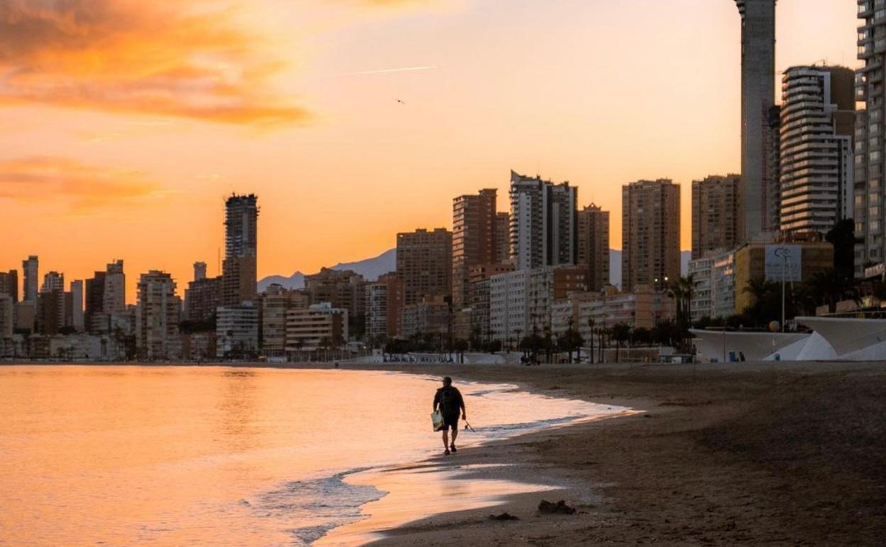 Imagen de la playa de Poniente al atardecer