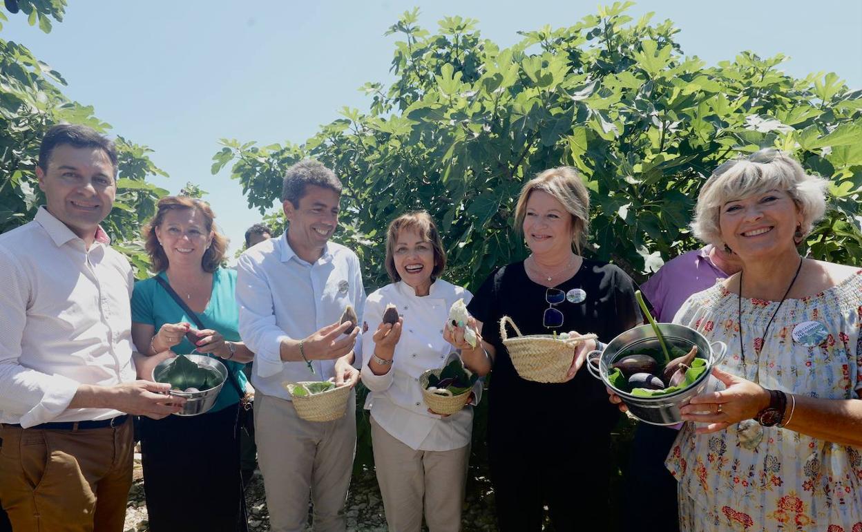 Mazón, junto a la madrina del acto, María José San Román, este mediodía. 