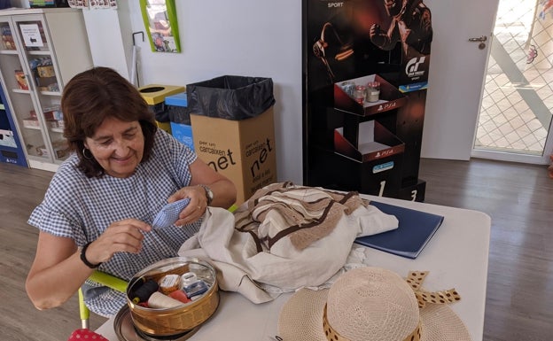 Amparo prepara su vestido para la Fira. 