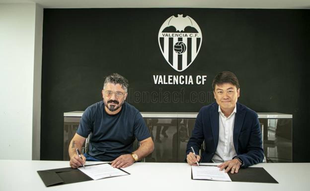 Gattuso firma su contrato junto al nuevo director general, Sean Bai.