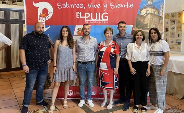 Imagen principal - La alcaldesa, con sus homólogos de la comarca en la presentación de las jornadas. 