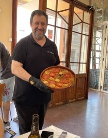 Imagen secundaria 2 - La degustación del arròs al forn d'Alaquàs de los periodistas de la comarca. 