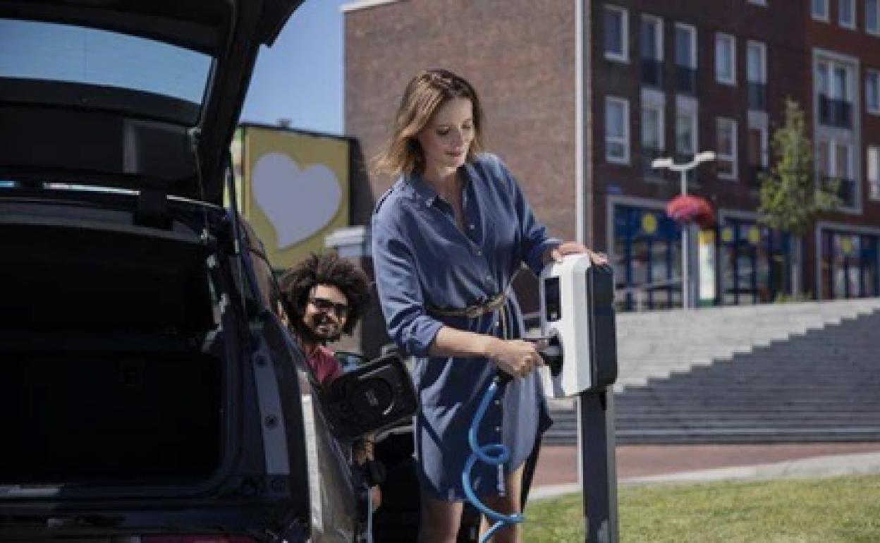 Anuncio de Spoticharge que promueve los cargadores solares para coches eléctricos. 