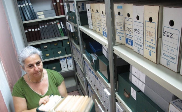 Algunas de las cajas y archivos con documentación que se custodian en el edificio. 