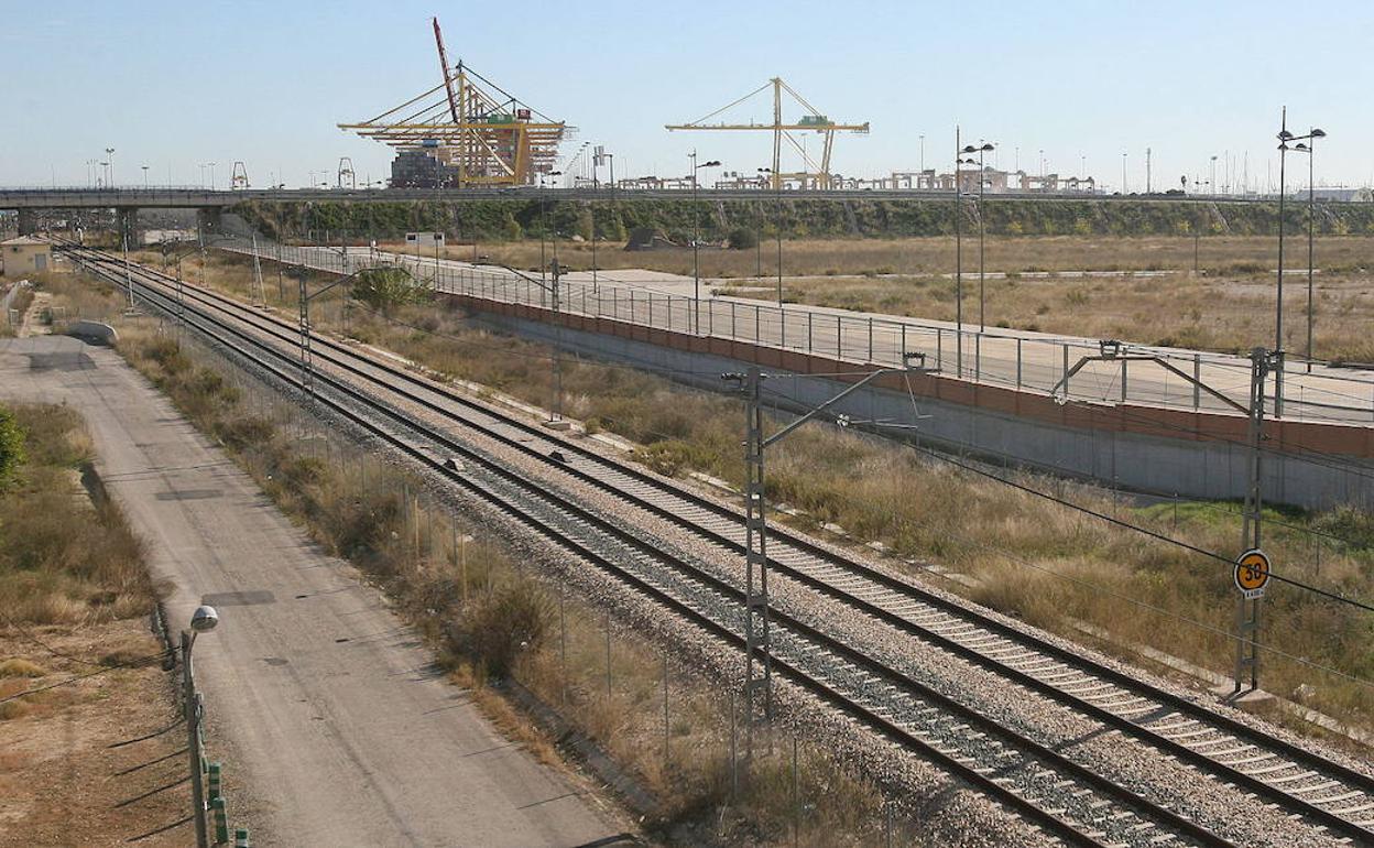 Terrenos de la ZAL, junto al acceso ferroviario al puerto. 