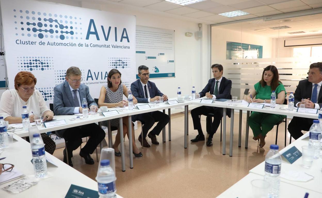 La ministra Reyes Maroto, en el centro de la mesa, junto a los representantes de AVIA. 