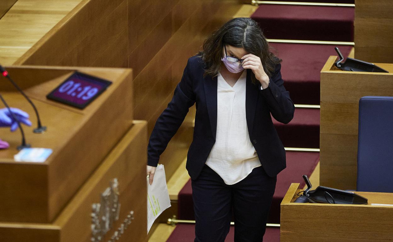 Mónica Oltra, a punto de subir a la tribuna de Les Corts. 