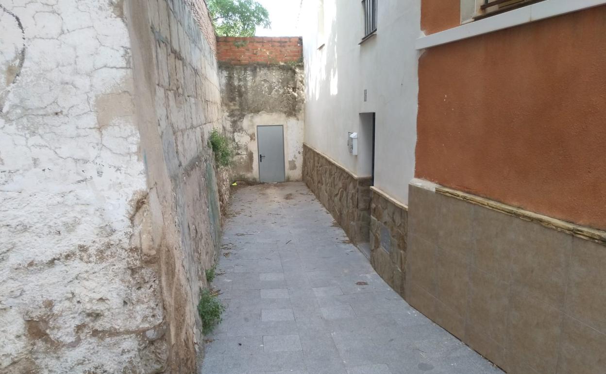 El vial es un 'cul-de-sac' donde la ausencia de imbornales hace que no se canalice bien el agua de lluvia. 