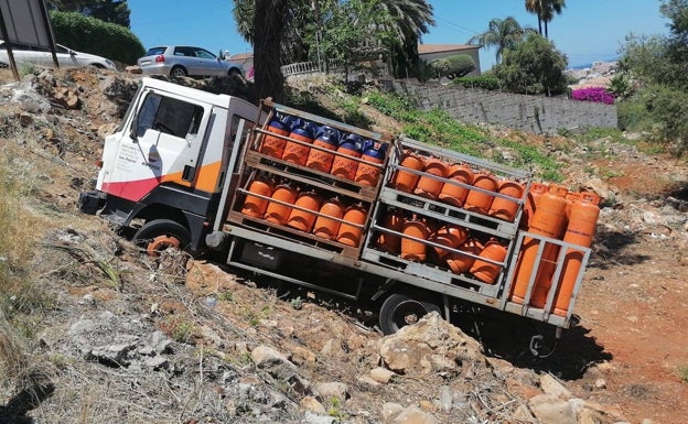 El vehículo siniestrado a la espera de que acudan a retirar las bombonas. 