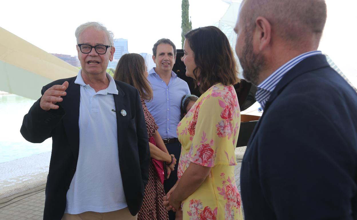 José Luis Berlanga junto a su familia y autoridades en la inauguración del paseo Berlanga en la Ciudad de Las Artes y las Ciencias. 