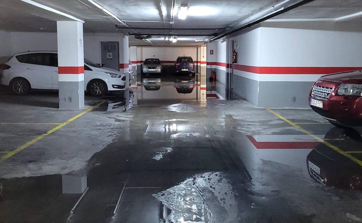 El garaje de una de las fincas  que sufre filtraciones. 