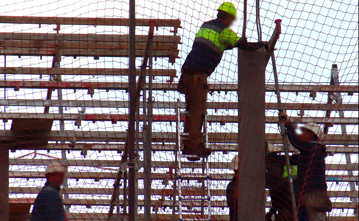 Trabajadores en una obra, en una imagen de archivo. 