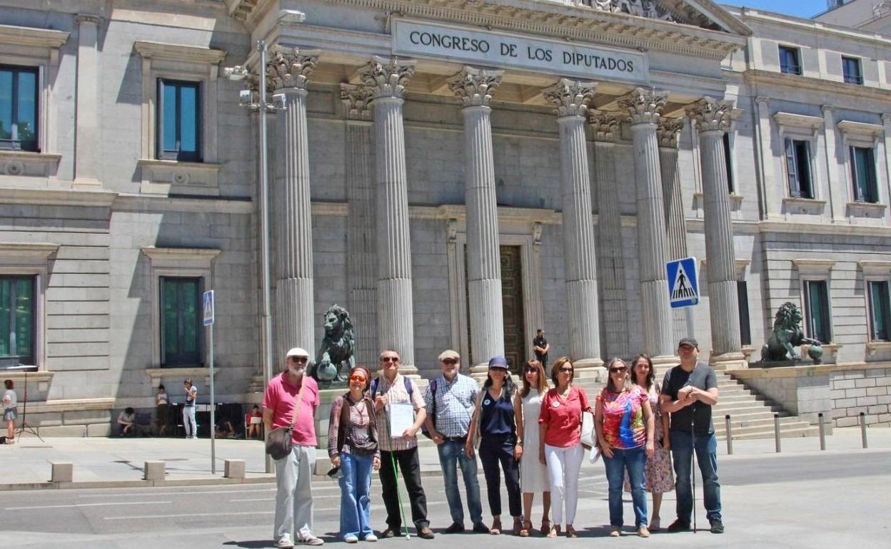 Representantes del colectivo a las puertas del Congreso de los Diputados.