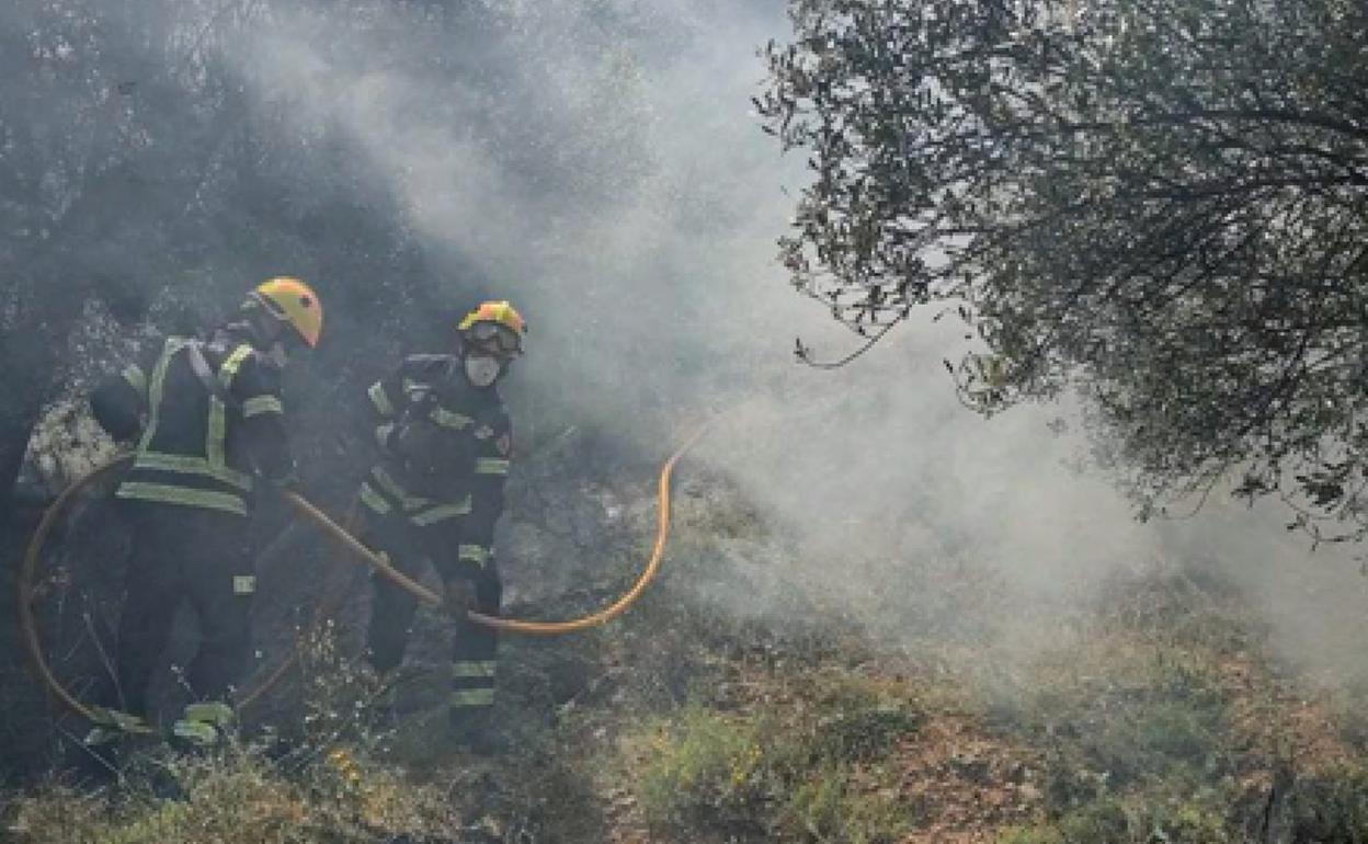 Bomberos extinguen un fuego en Cocentaina, en una imagen de archivo. 