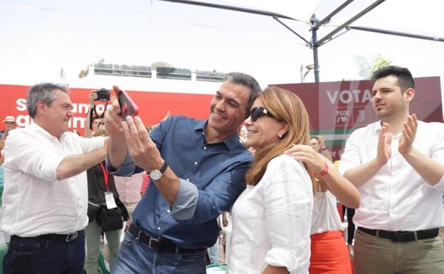 Sánchez, junto a una simpatizante en Málaga. 