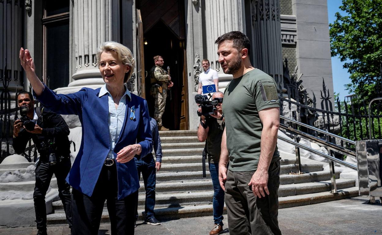 Ursula von der Leyen y Volodímir Zelenski, este sábado en Kiev.